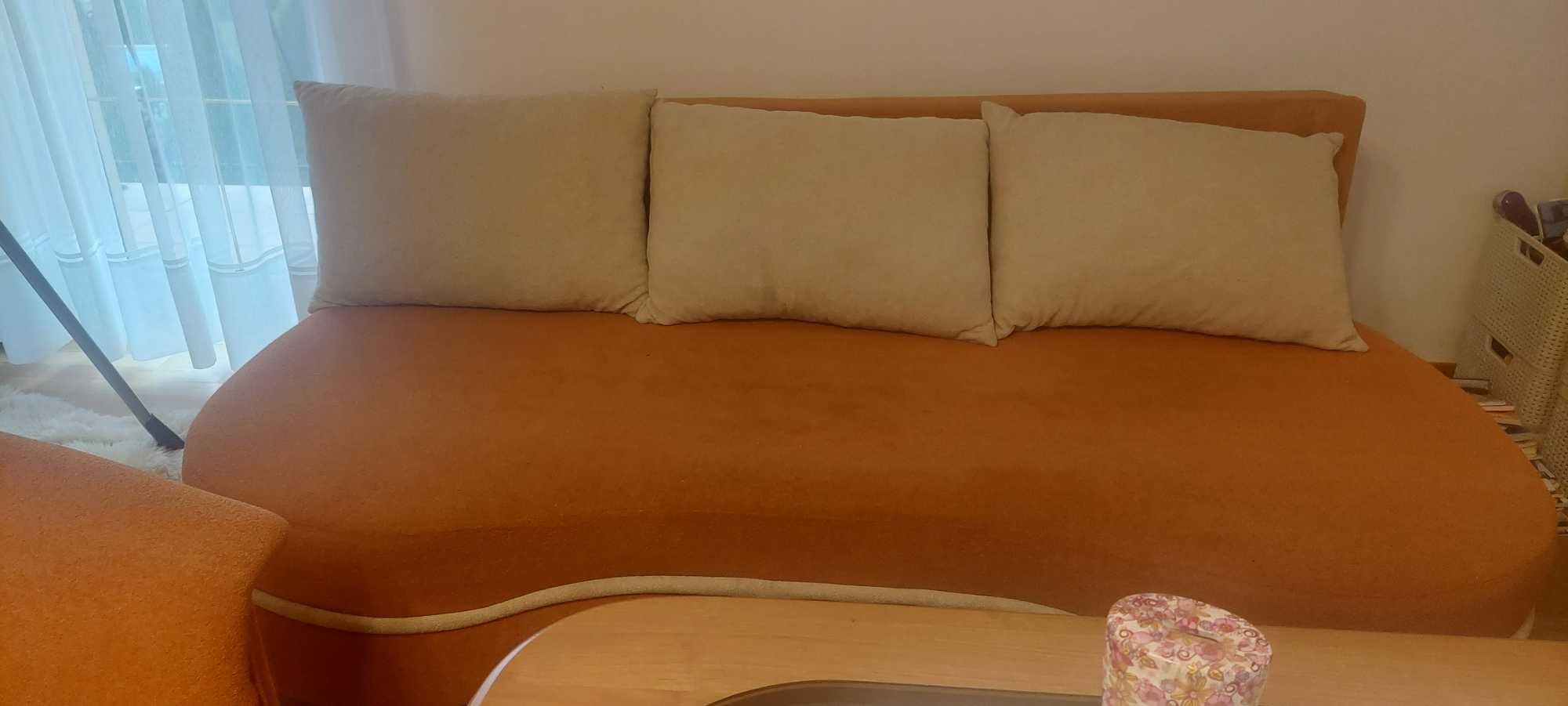 Zestaw: kanapa, dwa fotele, ława, pufa oraz dywan. Stan bardzo dobry.