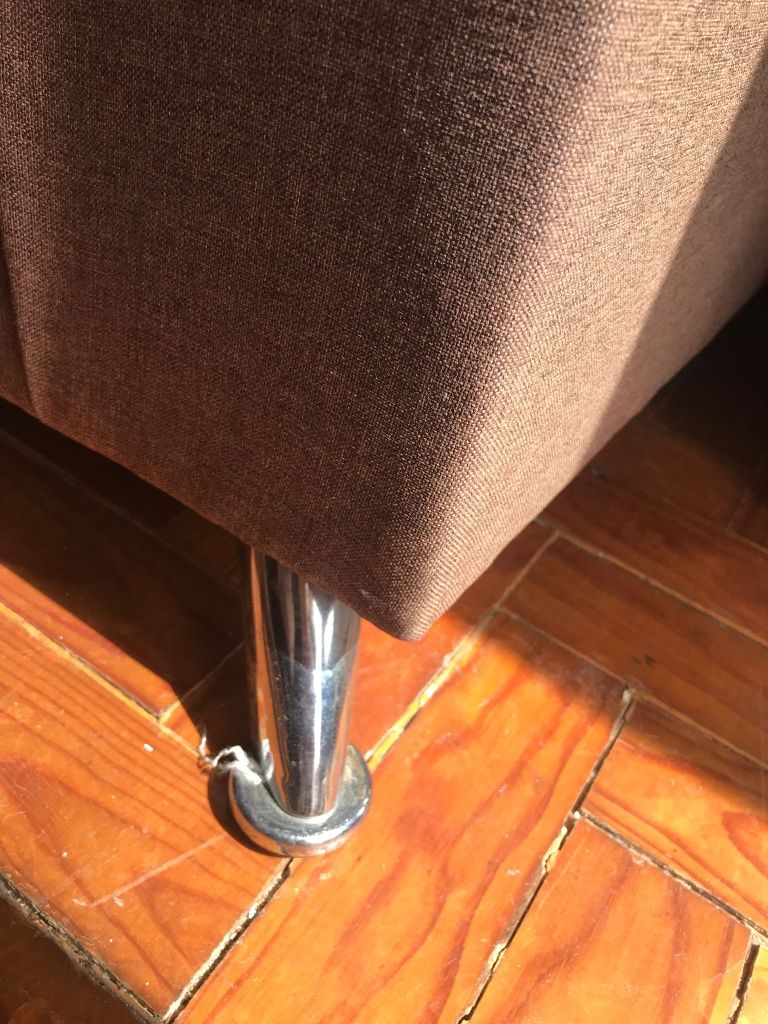 Sofá em tecido 2 lugares espaçoso com almofadas decorativas.