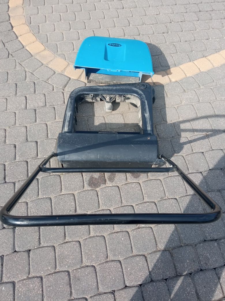Zamiatarka ręczna.