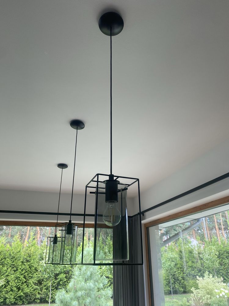 3 czarne lampy wiszące
