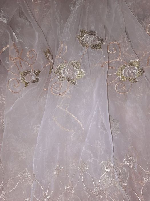 Вишита квітами гардіна з органзи