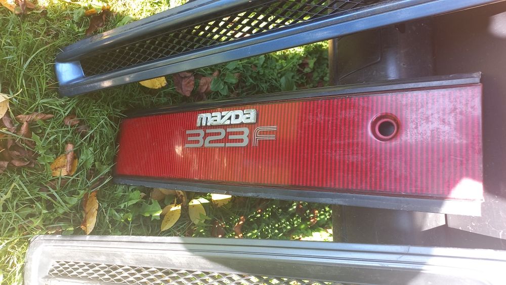 Решітка радіатора Мазда 323