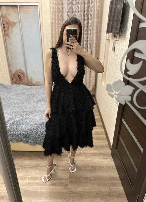 Вечернее нарядное шелковое миди платье с глубоким декольте lebel one