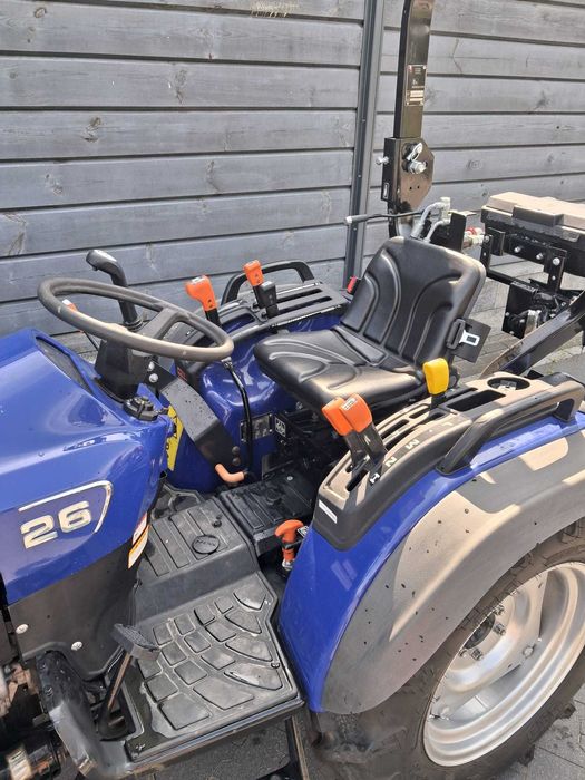 Ciągnik FARMTRAC 26 4WD z ładowaczem 24,7 KM używany rok 2023 zarejest