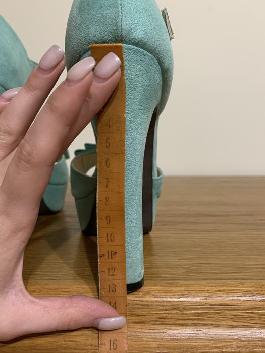 Босоніжки на підборах