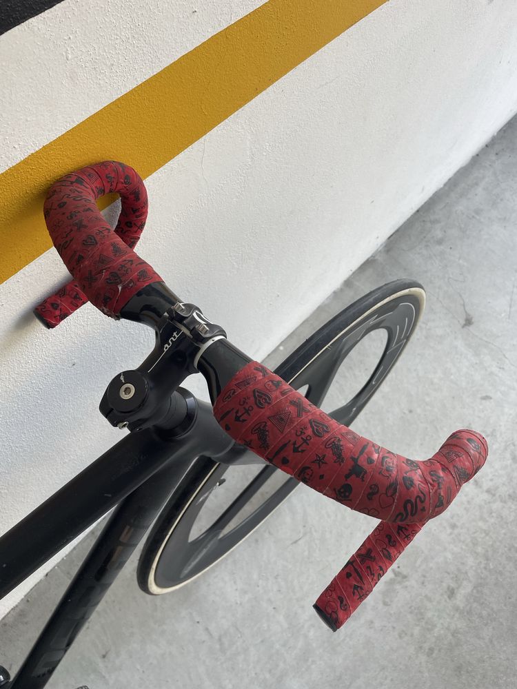Bicicleta fixie (fixedgear/contra-pedal), com roda carbono HED 3 preta