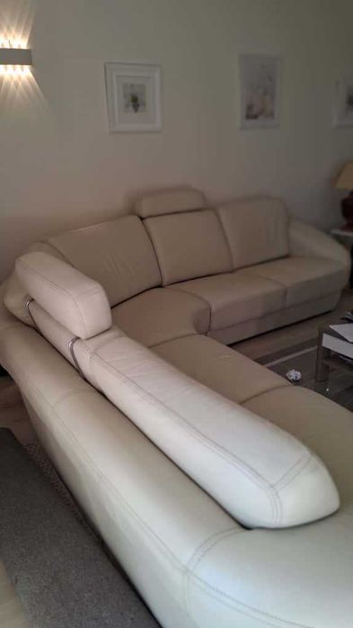 Sofá em pele,  muito charme e requinte, ótimo estado de conservação.