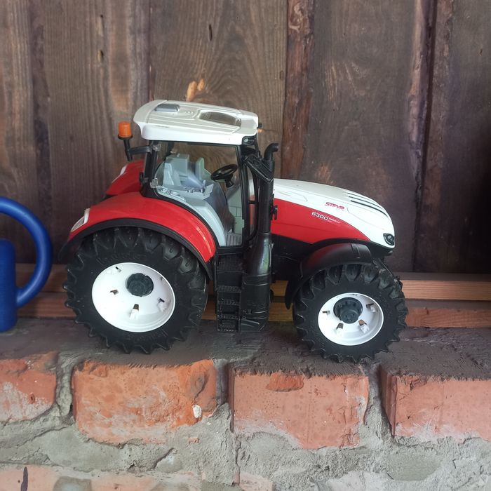 Іграшковий трактор
