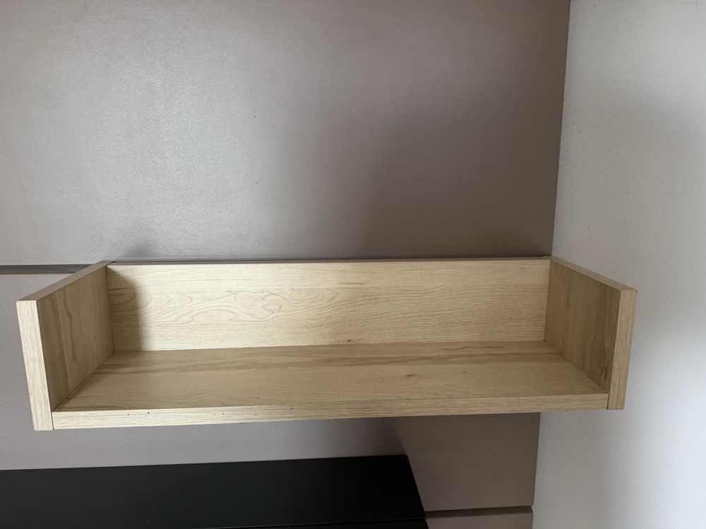 Półki scienne, przesuwane na panelach