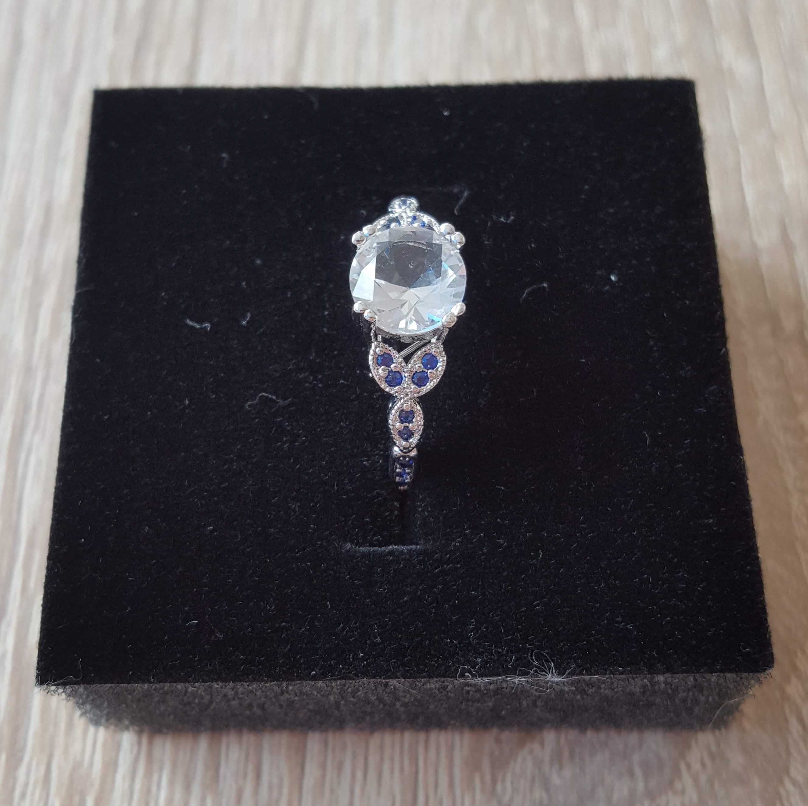 Nowy pierścionek srebrny kolor posrebrzany biała cyrkonia niebieskie