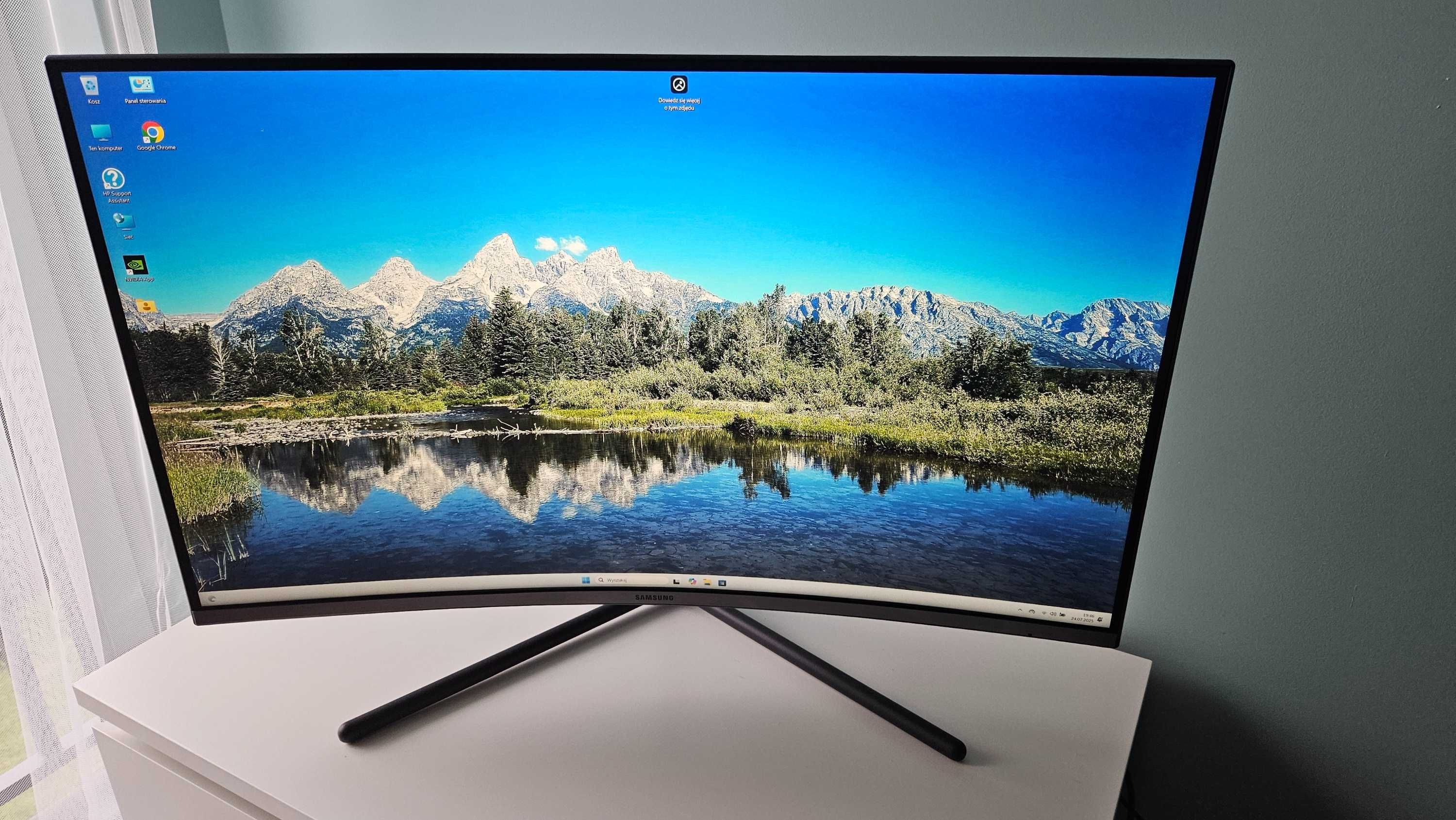 Efektowny monitor  Samsung U32R590 4k, zakrzywiony ekran