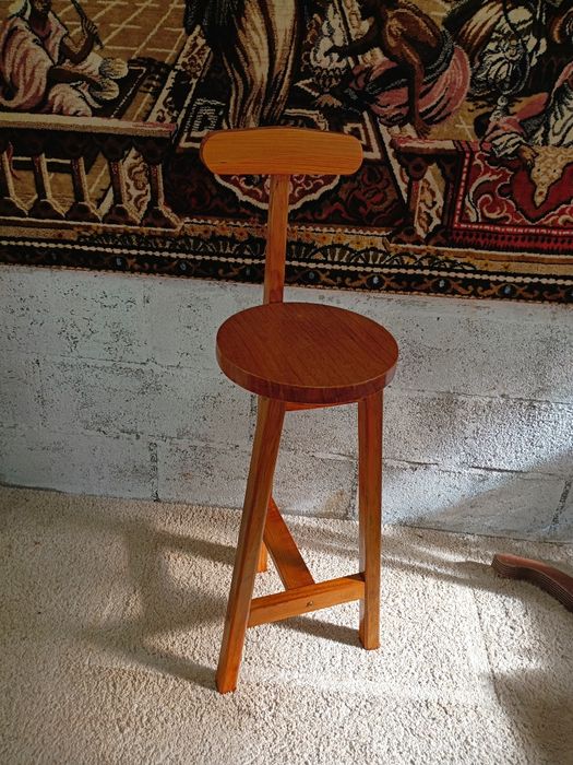 Belíssimo banco em madeira, peça com design desigual, internação de re