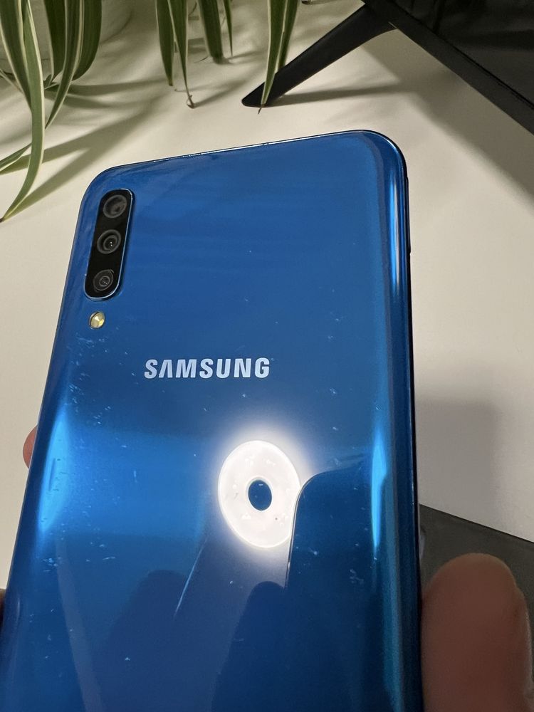 Продам телефон Samsung A50