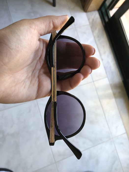 Oculos de sol pretos e dourado