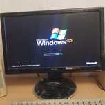 Komputer stacjonarny retro, głośniki, myszka, windows xp