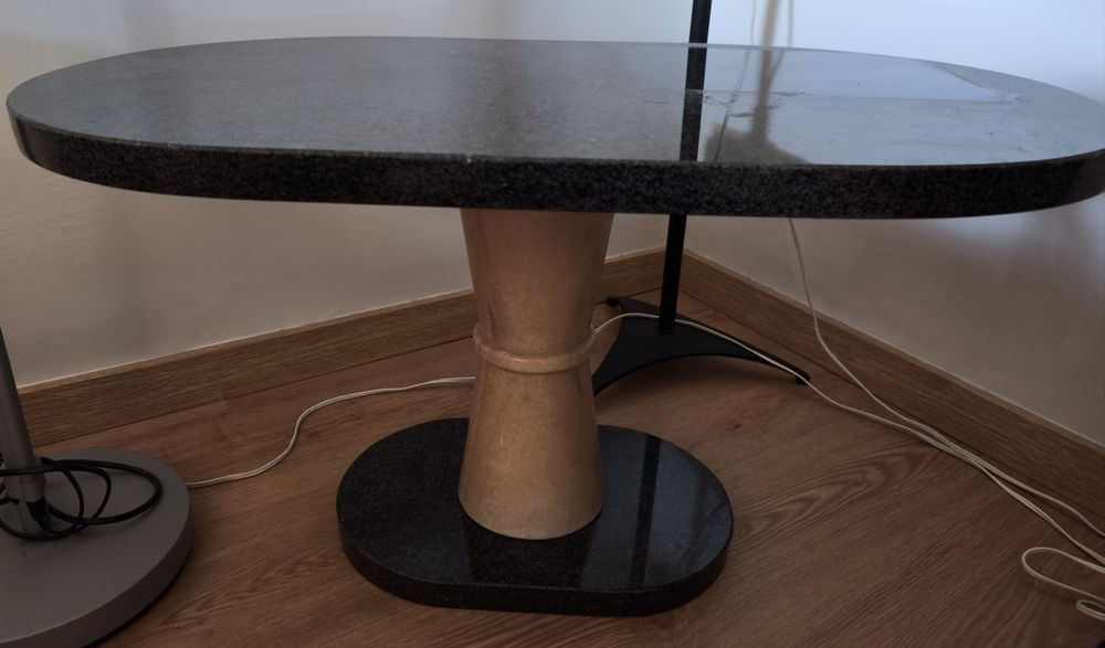 Mesa de apoio em mármore e granito