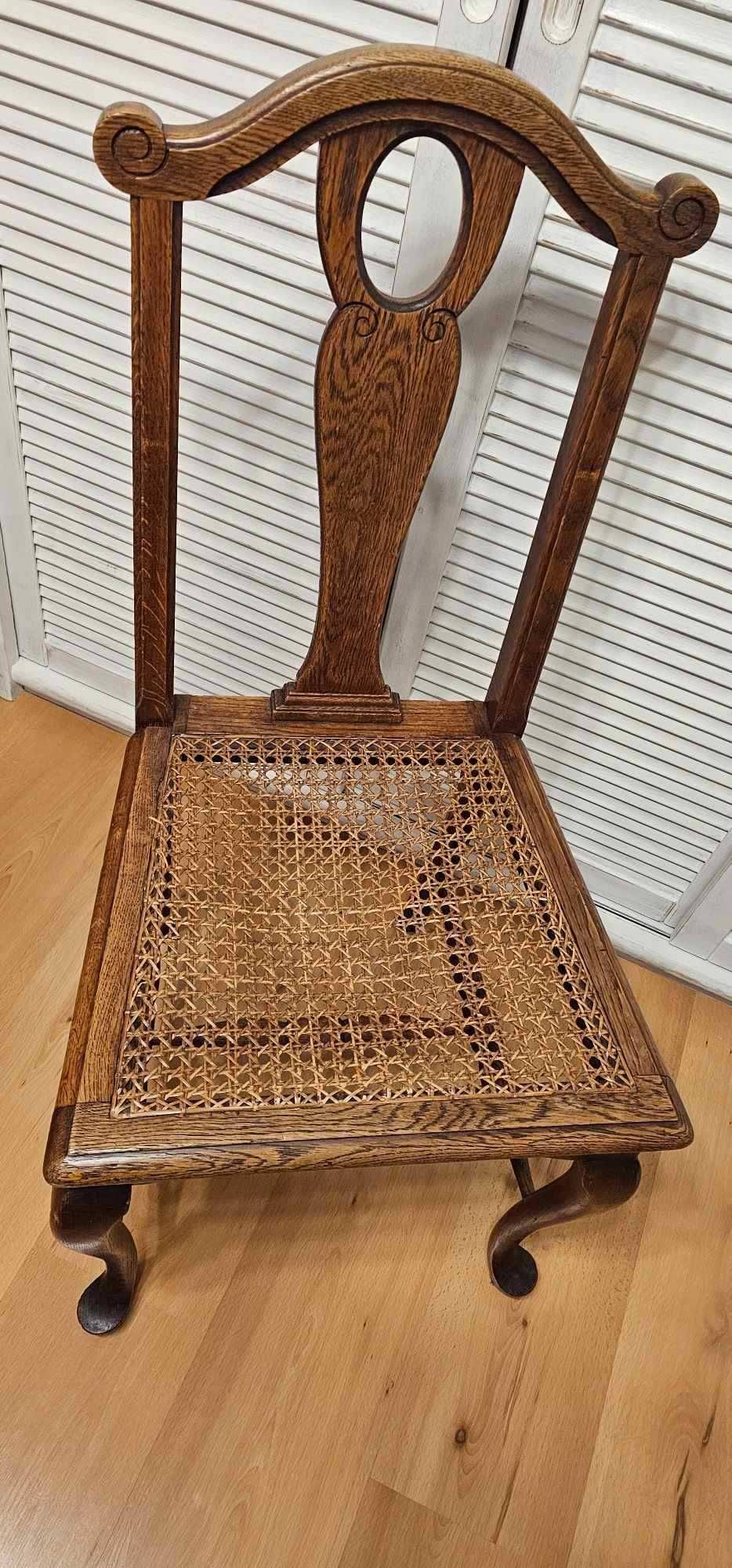 Krzesła z ratanem