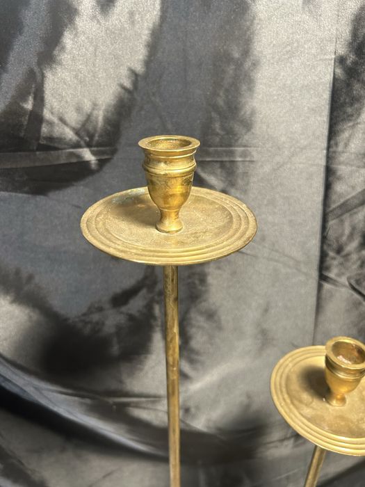 Zestaw trzech mosiężnych świeczników elegancka dekoracja