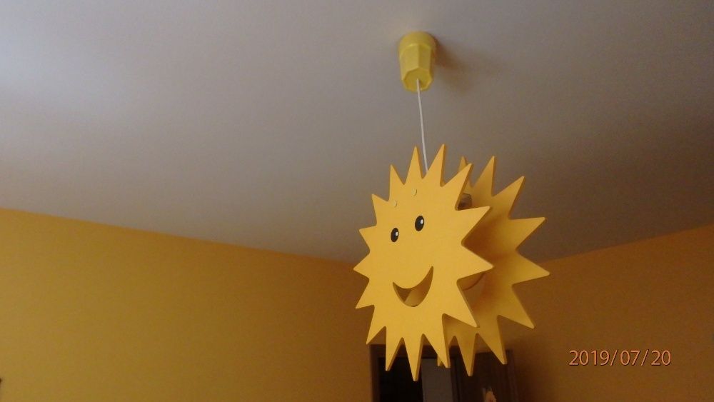 Lampa wisząca do pokoju dziecięcego.