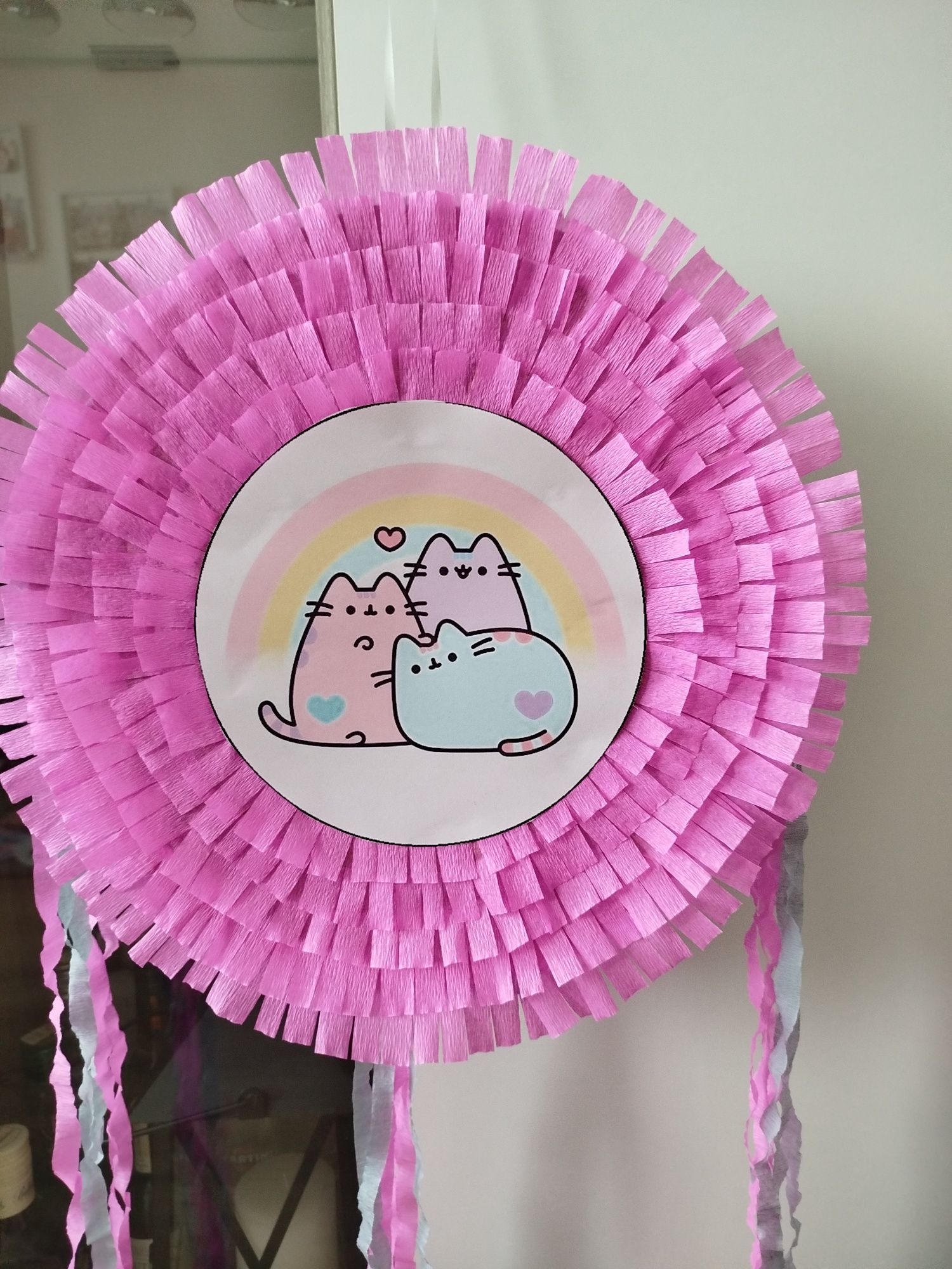 Piniata kot Pusheen z tęcza różowo szara i tasiemki