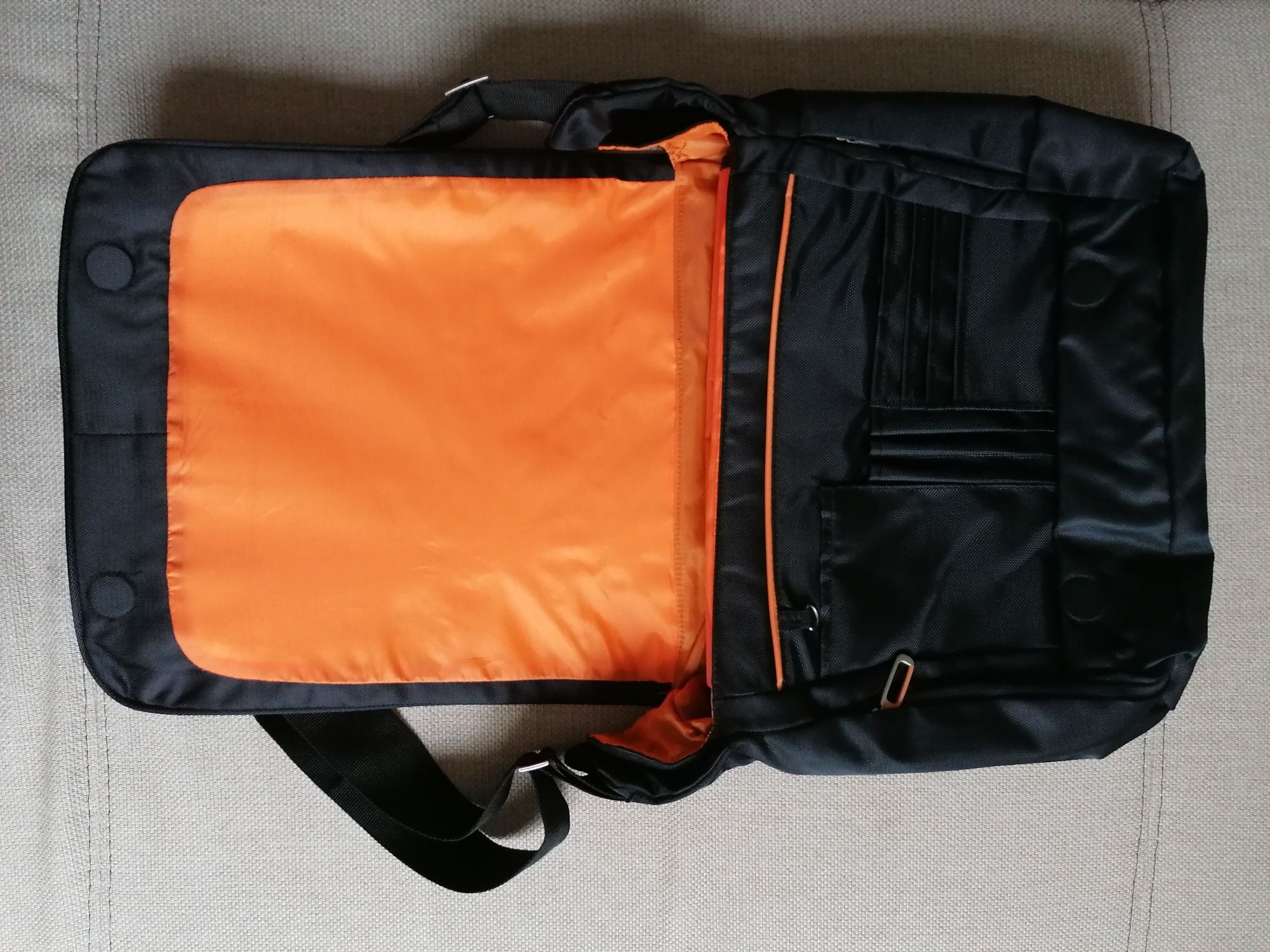 Torba na laptopa i materiały biurowe