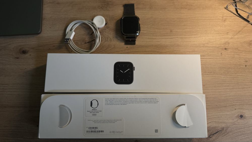 Продам Apple Watch S5 44mm space gray