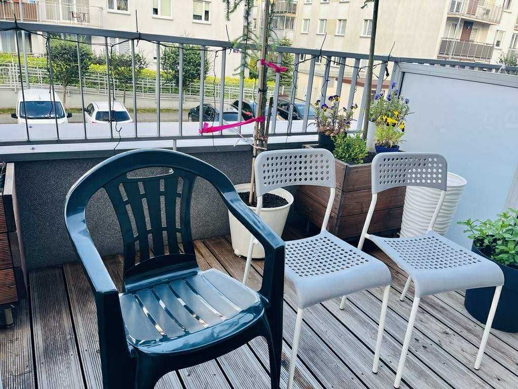 używane trzy krzesła