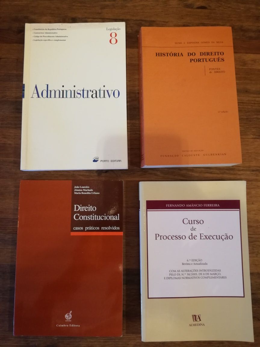 Livros de direito.