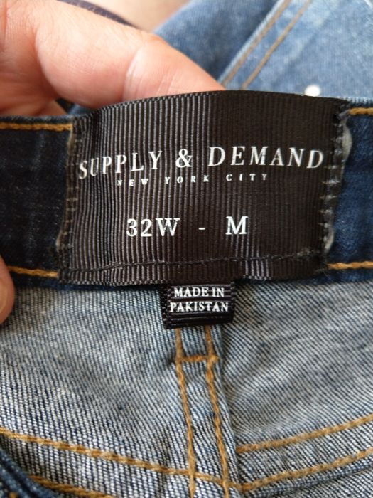 spodnie jeansowe z przetarciami dziurami i kropkami imitujacymi farbe