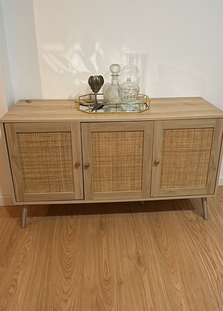 Aparador estilo boho escandinavo com portas de palhinha – como novo!