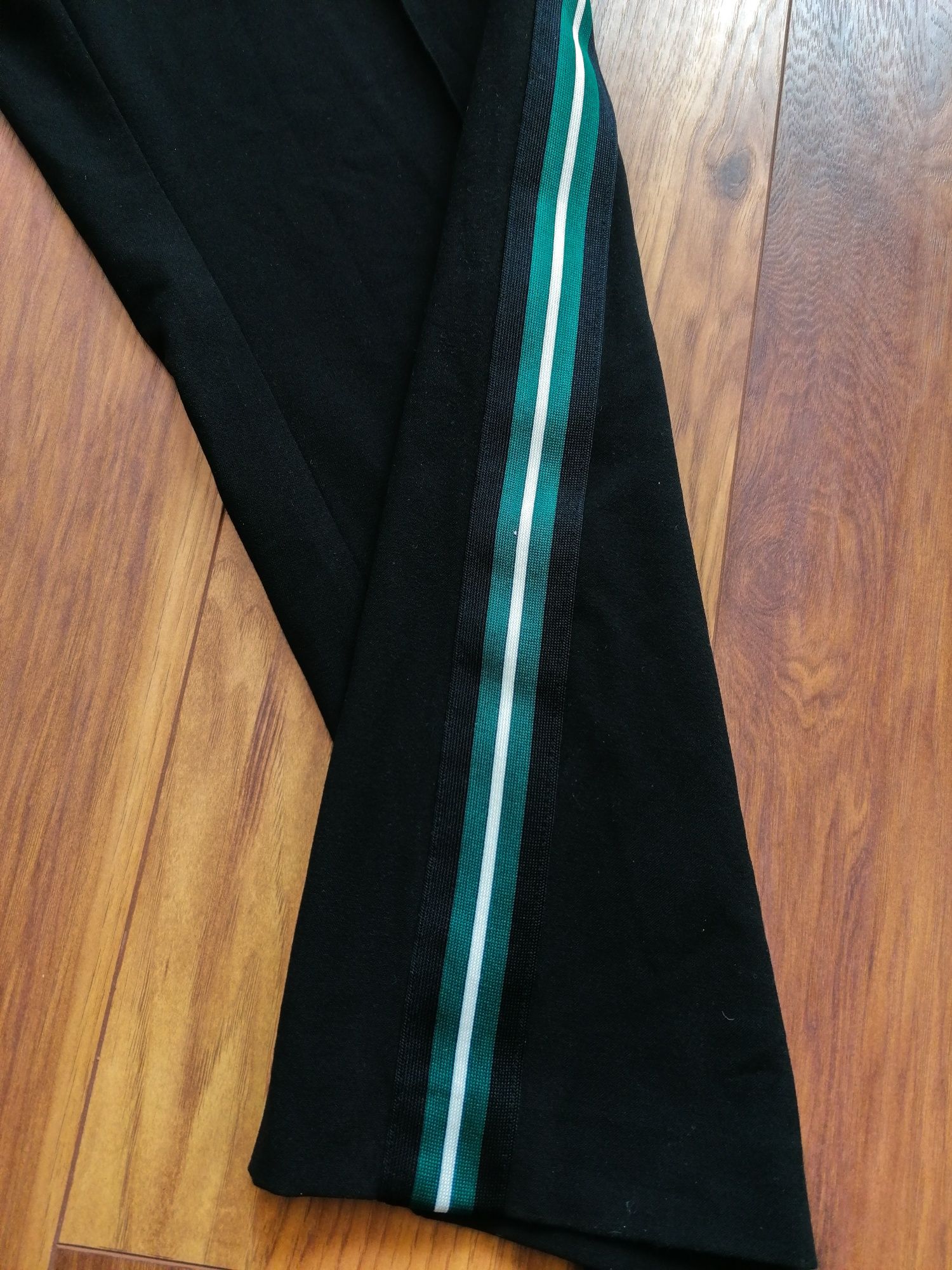 Spodnie materiałowe czarne z zielonymi lampasami XL Marks & Spencer el