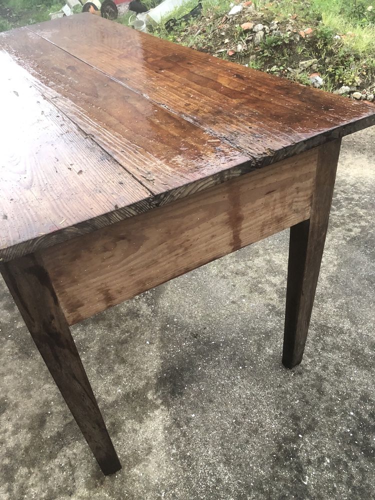 Mesa centenaria em carvalho com duas gavetas em bom estado