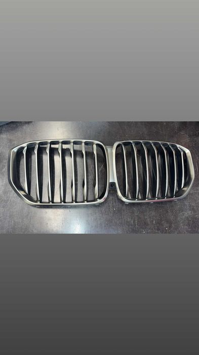 Grill BMW X5 G05 M50d xDrive / X5 M – oryginał srebrny, stan idealny