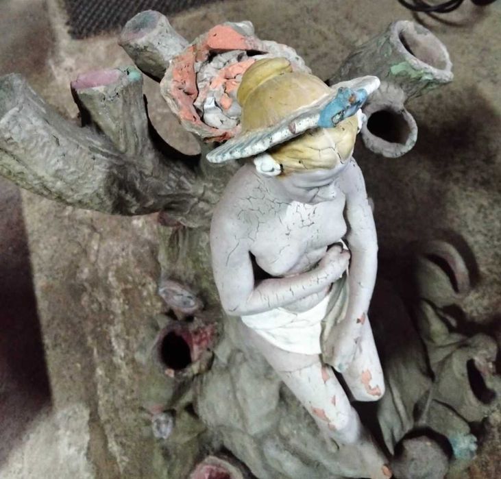 Escultura Antiga em Gesso / Cerâmica — 62 cm Altura