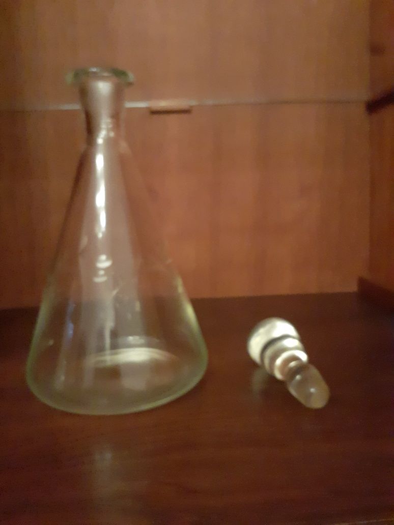 Garrafa de vidro antigo