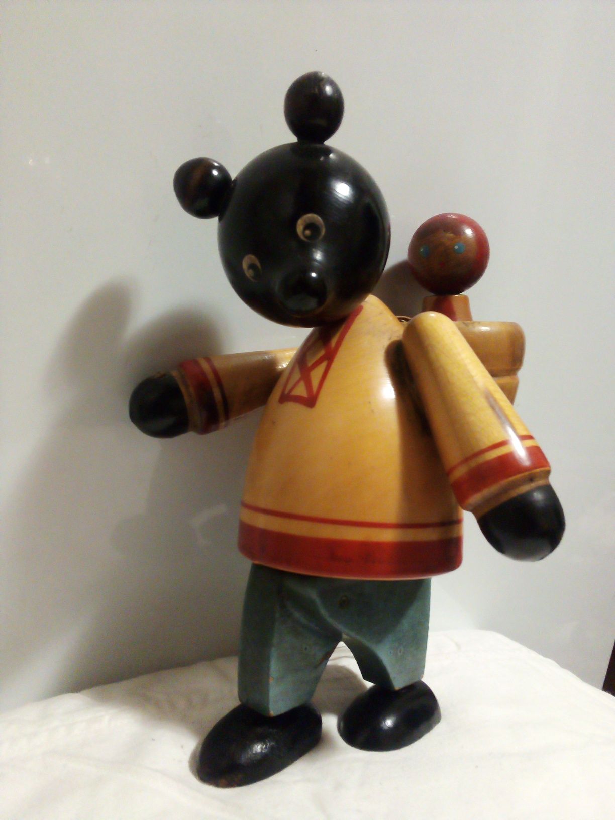 Старинная деревянная игрушка "Маша и Медведь".