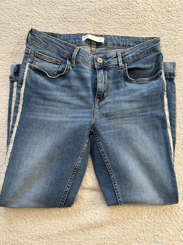 Spodnie jeansowe skinny srebrne zdobienia na nogawkach Zara
