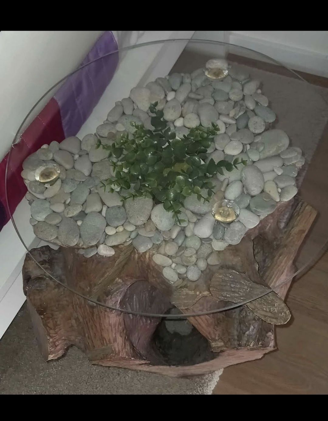 Mesa em vidro com tronco de madeira