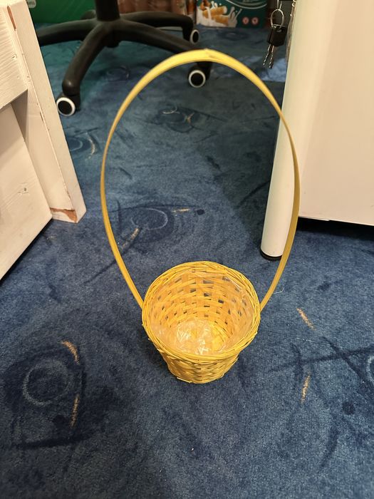 Żółty koszyczek dekoracyjny