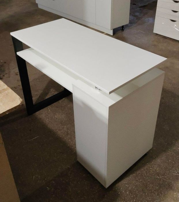 Стіл для майстра манікюру, манікюрний стіл