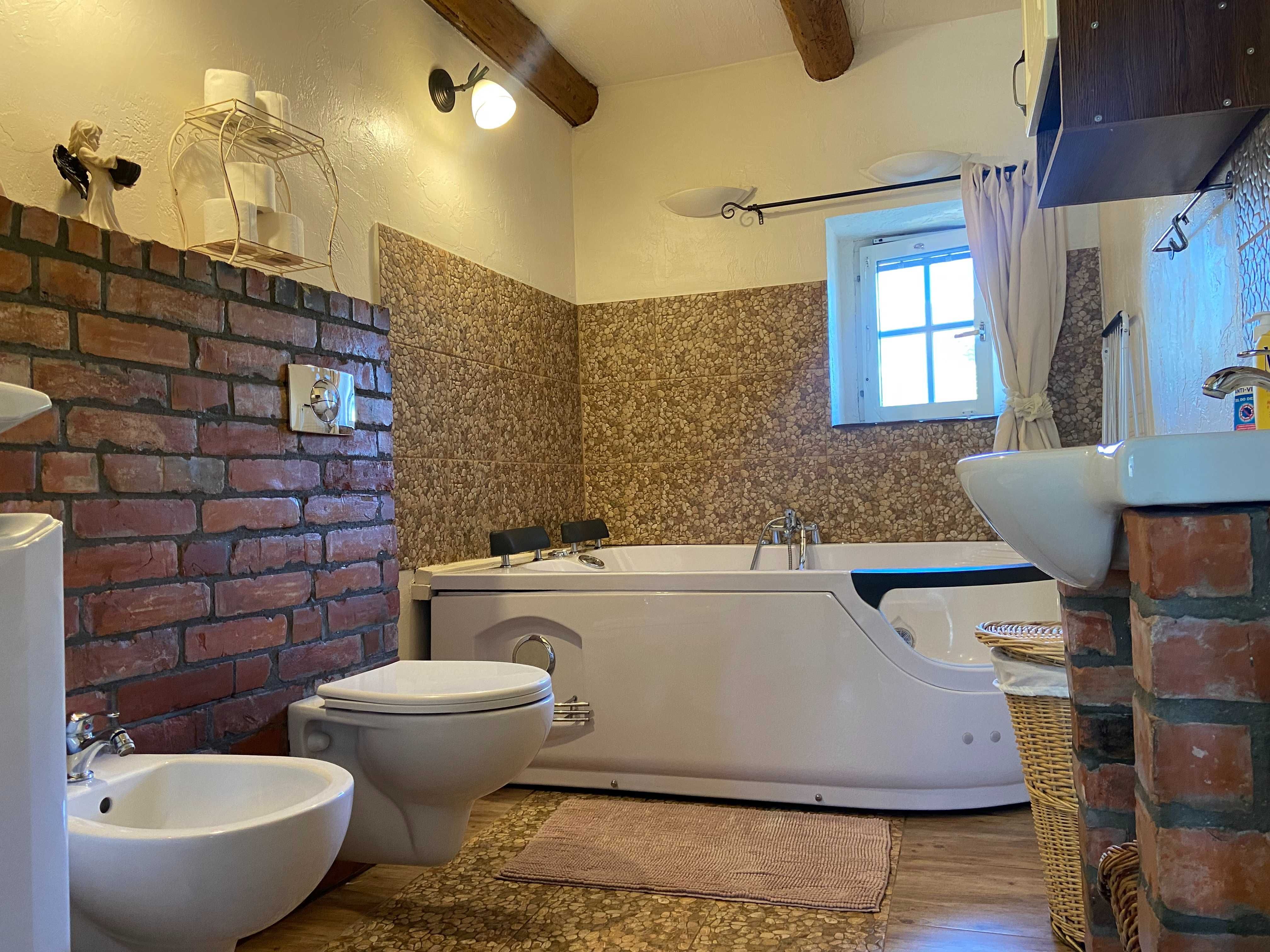 Domek nad jeziorem Bory Tucholskie jacuzzi jezioro las basen weekend