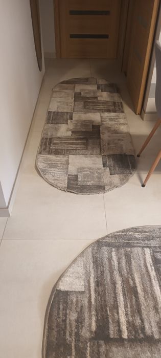 Dwa dywaniki kolor szarobialy