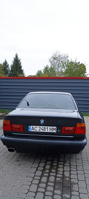 Автомобіль BMW на повному ходу!