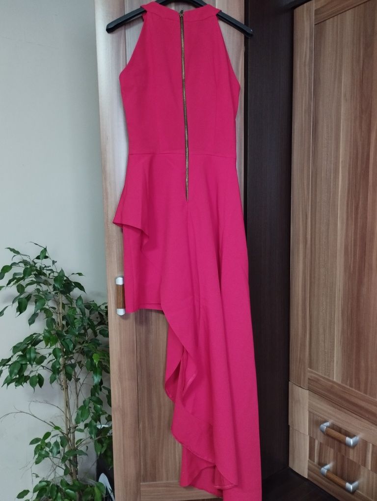 Czerwona sukienka z dłuższym bokiem 34