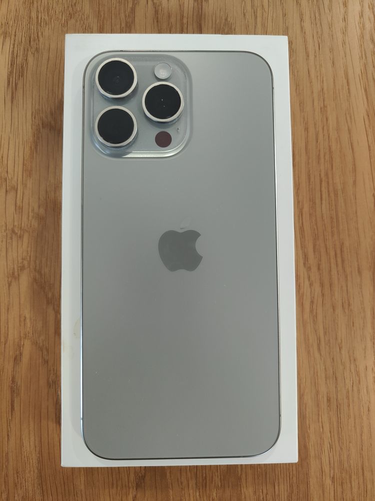Iphone 15 Pro Max - Como novo