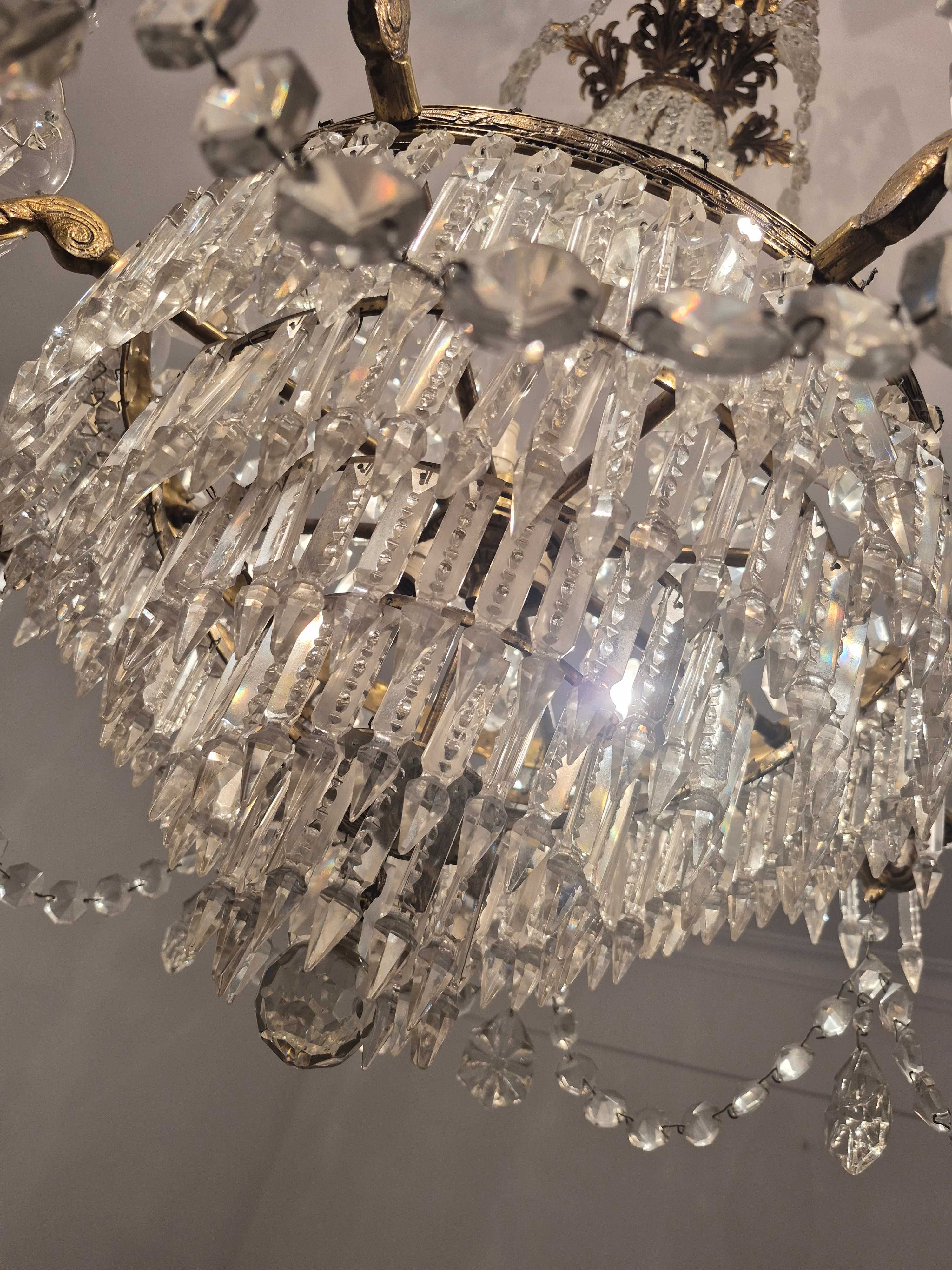 Lustre Clássico com Detalhes Dourados