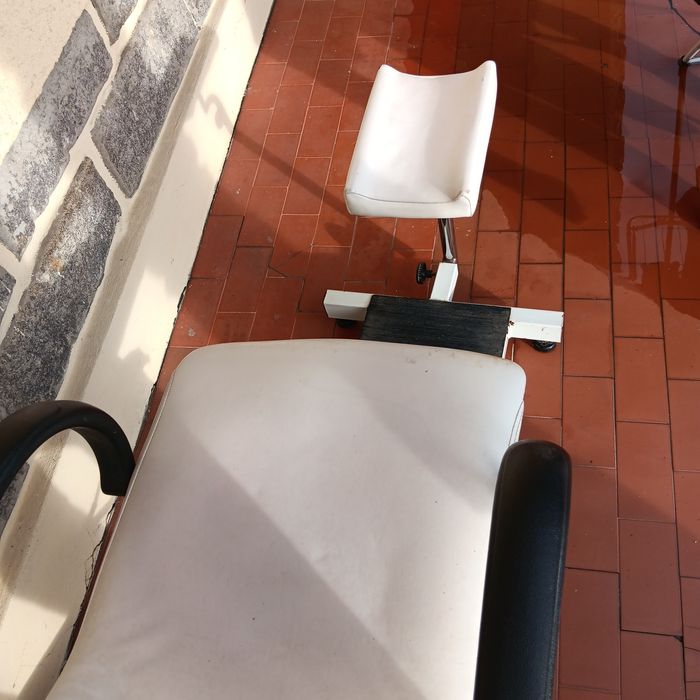 Cadeira estetica com apoio de pes