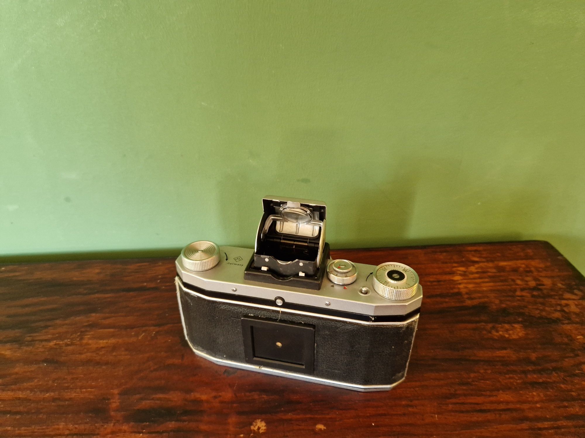 Praktica FX3 + Carl Zeiss Jena 50mm 2.8
Com lente Carl Zeiss Jena 50mm