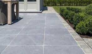 Szare antyczne i walcowane kamienie naturalne dostępne