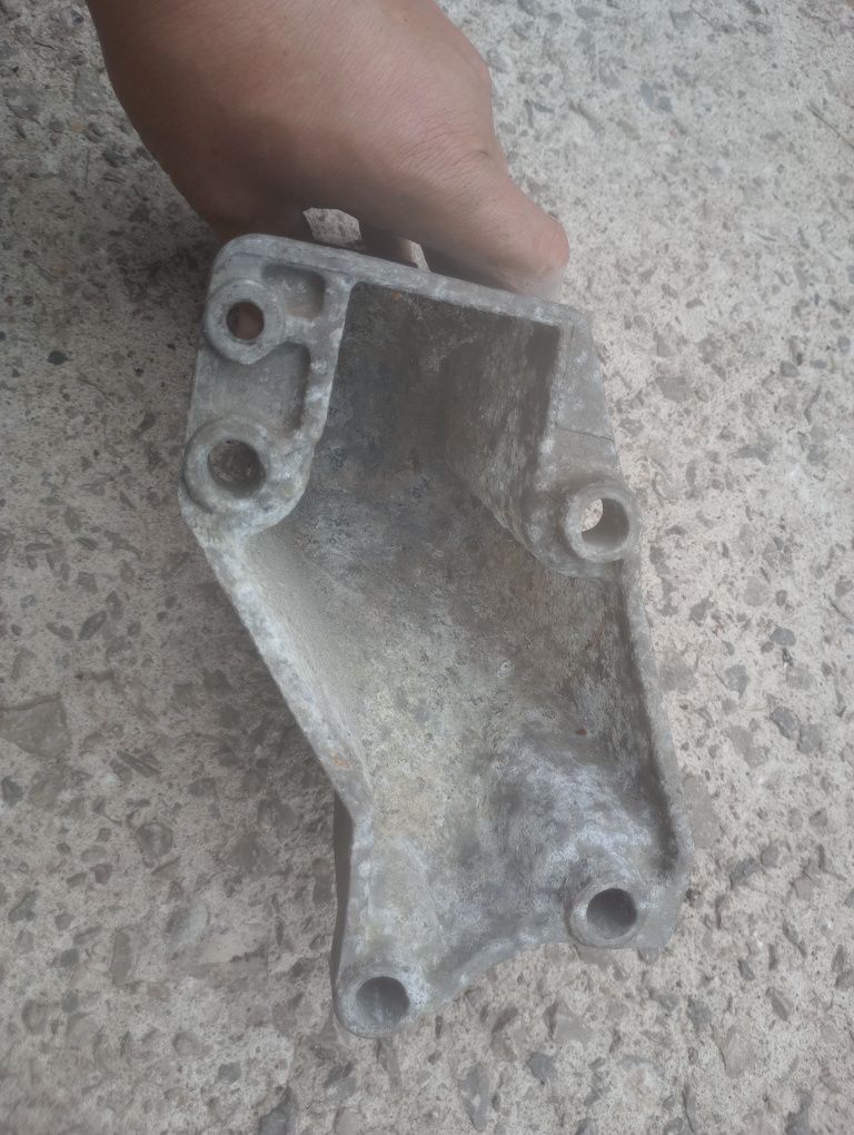 Audi a4 b5 a4b5 łapa podpora silnika 8D0.199.307. L